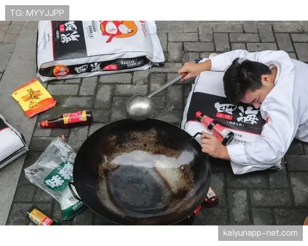 扎克拉文上场像隔壁大哥，下场刷到他家厨房我差点把手机摔了——私人厨师？