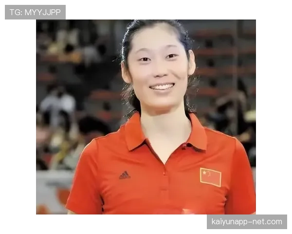 朱婷赛场像铁娘子，下了场拽着几个名牌袋子，我这穷人视角直冒汗
