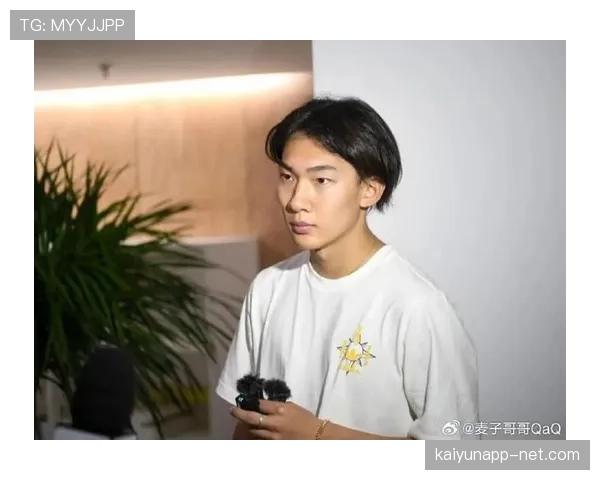 苏翊鸣训练完直接啃冰块，这自律狠人连补水都像在拍广告？